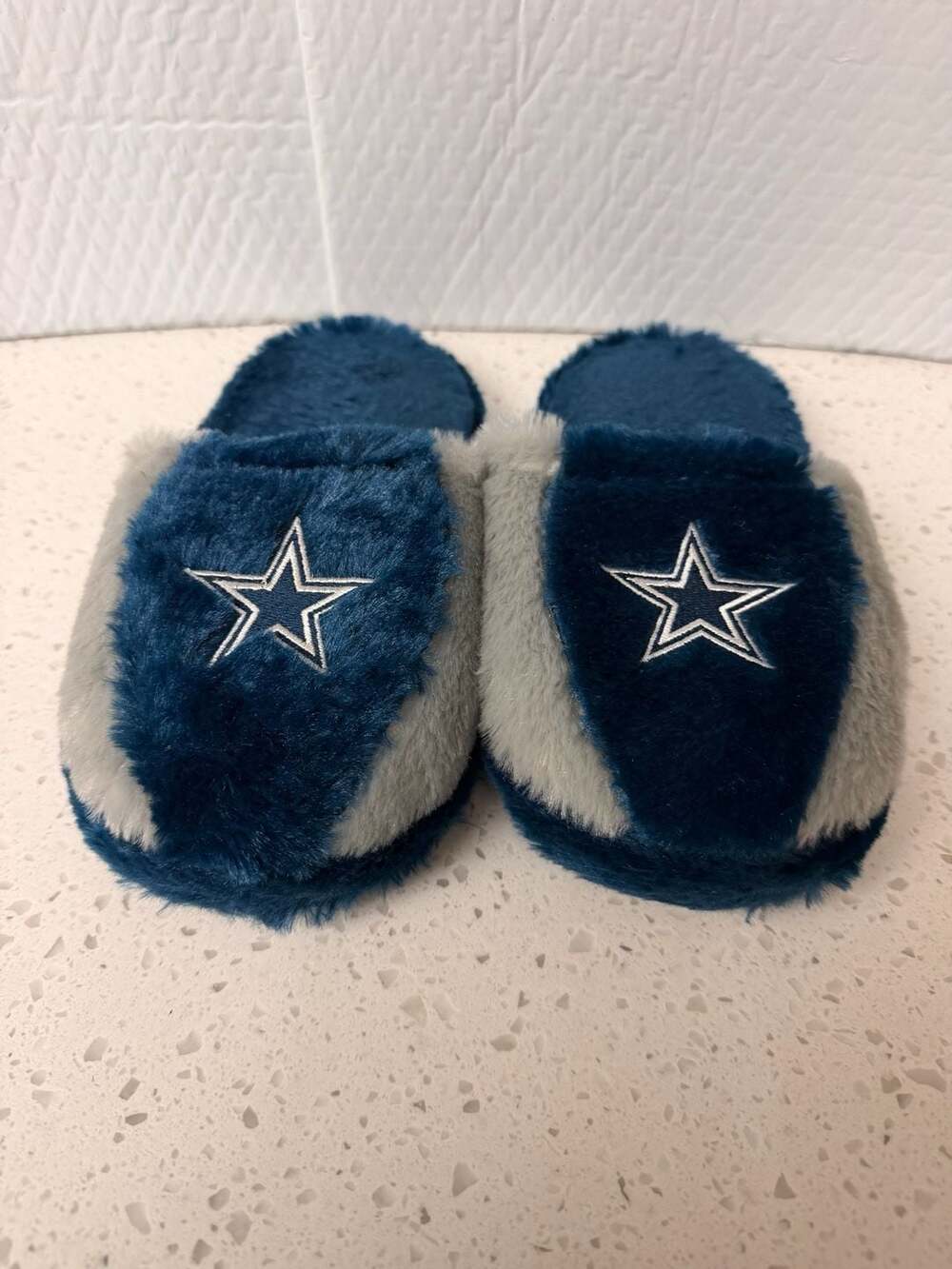 Forever Collectibles Dallas Cowboys Faux Fur Slippers Size S